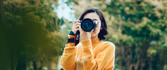 Femme qui prend une photo
